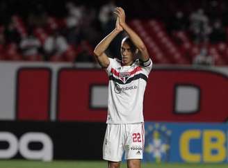 Miranda é um dos pendurados e corre o risco de ser desfalque contra o Corinthians (Foto: Rubens Chiri/saopaulofc)