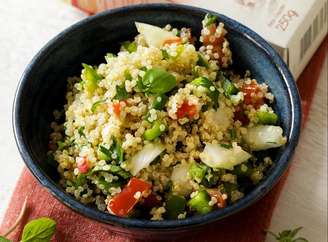 Veja como fazer a salada crocante com quinoa em casa