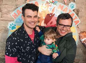 Carmo Dalla Vecchia e João Emanuel Carneiro em aniversário de um ano do filho