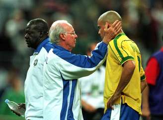 Ronaldo é consolado por Zagallo depois da final da Copa do Mundo de 1998.