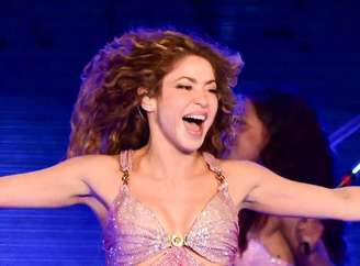 Shakira exalta força feminina em show em SP
