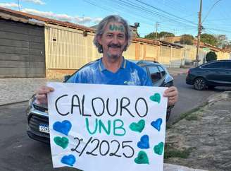 Aos 65 anos, carteiro passa na faculdade e é surpreendido pela família