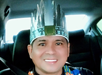 Denizal Melo também passou a criar cocares indígenas com resíduos eletrônicos