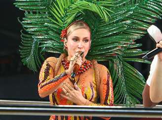 Claudia Leitte puxa trio com temática de feira