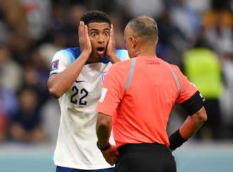 O inglês Jude Bellingham reclama com o árbitro brasileiro Wilton Pereira Sampaio durante uma partida da Copa do Mundo do Catar de 2022.