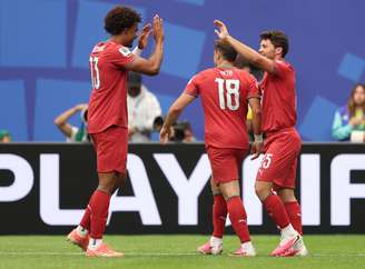 João Neves (Portugal) de cabeça do meio da área fez o primeiro gol de Portugal
