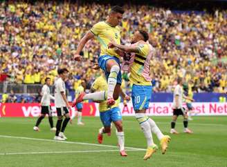 Casemiro comemora gol com Neymar diante do Japão no mata-mata