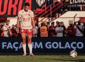 Dudu instantes antes de marcar de falta pelo Vila Nova 
