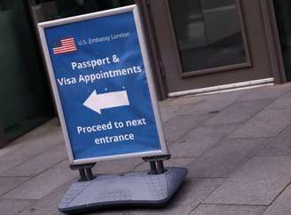 Cartaz sobre agendamentos para passaportes e vistos afixado do lado de fora da Embaixada dos EUA em Londres
29 de maio de 2025
REUTERS/Hannah McKay