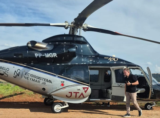Registro do helicóptero tentando retomar voos que circula entre veículos locais