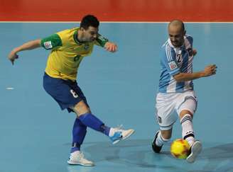Brasil dominou o jogo, mas sofreu com marcação e contra-ataques da Argentina