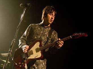 Gem Archer em show realizado com a banda na cidade de Madri, na Espanha, em março de 2011
