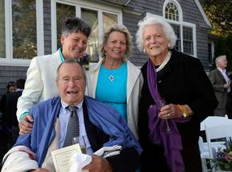 George H. W. Bush e sua esposa, Barbara Bush (dir.), posam ao lado do casal de amigas Helen Thorgalsen (centro) e Bonnie Clement, em Kennebunkport, Maine