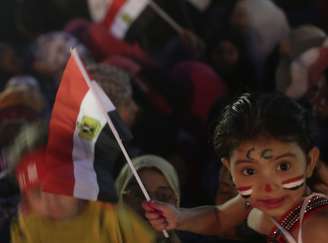 <p>Criança segura uma bandeira do Egito durante o último dia de eleições presidenciais no país.</p>