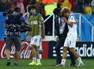 O técnico da seleção da Coreia do Sul, Hong Myung-bo, consola o jogador sul-coreano Son Heung-min após derrota para a Bélgica na partida pelo Grupo H da Copa do Mundo, na Arena Corinthians, em São Paulo. 26/06/2014.