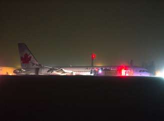 O avião saiu da pista no momento da aterrissagem, quando caía um forte nevasca e havia pouca visibilidade