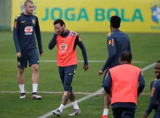 Neymar com cara de poucos amigos durante treino da Seleção, após acusação de estupro