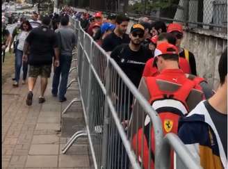 Multidão chega 'atrasada' e perde treino na F1