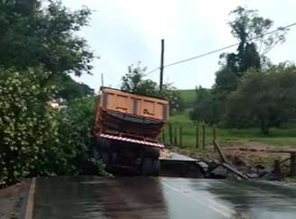 Caminhão carregado com areia caiu em vala aberta pelas chuvas em rodovia vicinal de Mogi Guaçu, interior de São Paulo. O motorista morreu, soterrado pela areia.