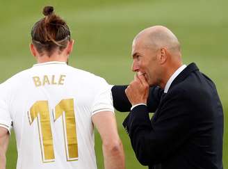Zidane conversa com Bale durante partida do Campeonato Espanhol