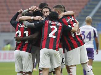Jogadores do Milan comemoram vitória contra a Fiorentina