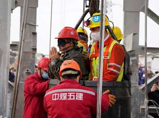 Equipes de resgate ajudam um mineiro sendo trazido à superfície depois de ficar 14 dias preso após explosão em na mina de ouro Hushan. Qixia, província de Shandong, China. 24/01/2020. cnsphoto via REUTERS