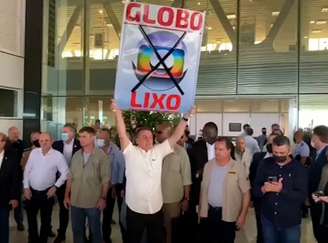 Bolsonaro levanta placa escrito 'Globo Lixo'