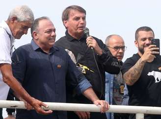 Bolsonaro, ao lado de ex-ministro e general Pazuello, em ato no Rio de Janeiro
 23/5/2021 REUTERS