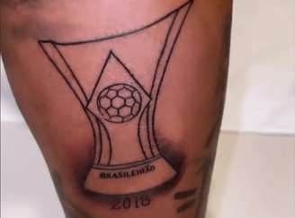 Deyverson tatuou a taça do decacampeonato brasileiro do Palmeiras (Foto: Reprodução/Instagram)