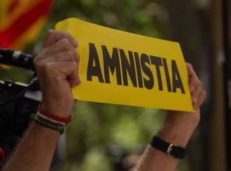 Protesto por 'anistia' a líderes catalães durante discurso de Pedro Sánchez em Barcelona
