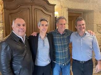 Paulo Sousa ao lado de Marcos Braz e Bruno Spindel, nomes fortes do futebol, e o presidente Landim (F: Reprodução)