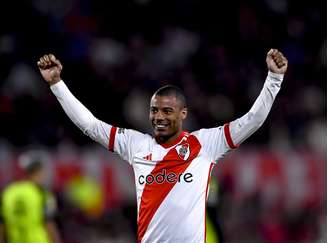 De la Cruz, agora do Flamengo, com a camisa do River Plate (Photo by Marcelo Endelli/Getty Images)