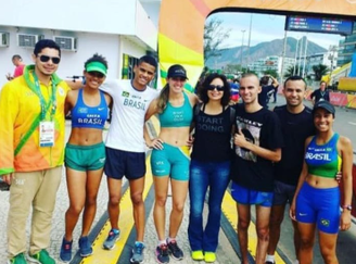 Professora Carla Reis (ao lado da atleta, de preto) descobriu talento da aluna