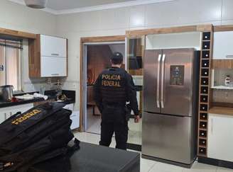 PF cumpre cinco mandados de prisão temporária, além de 16 de busca e apreensão em vários estados.