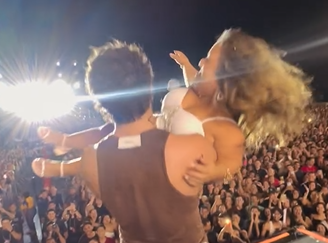 Nattan chama a mulher para o palco, a carrega no colo e oferece R$ 1 mil para que um homem a beijasse