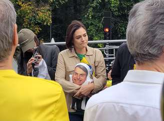 Michelle Bolsonaro chegou ao ato com uma almofada com a imagem de seu marido