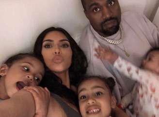 Kim Kardashian diz que ela e Kanye West seguem ligados pelo vínculo familiar e pela criação dos filhos