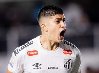 Adonis Frías comemora o segundo gol na Vila –