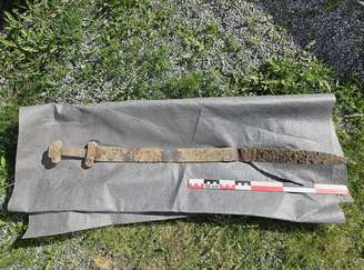 Espada viking de 1.300 anos é encontrada por menino de 6 anos na Noruega