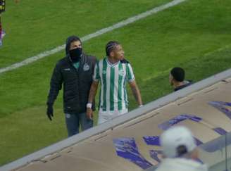Jogador do Juventude é alvo de racismo durante jogo contra o Sport — 