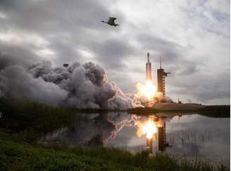 Um foguete Falcon Heavy da SpaceX, com a espaçonave Psyche a bordo, foi lançado do Complexo de Lançamento 39A, na sexta-feira, 13 de outubro de 2023, no Centro Espacial Kennedy da NASA, na Flórida – NASA/Aubrey Gemignani