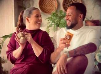 Tati Machado anuncia gravidez em vídeo nas redes sociais.