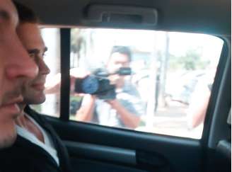 O banqueiro Daniel Vorcaro quando foi a um hospital em Brasília para fazer exames