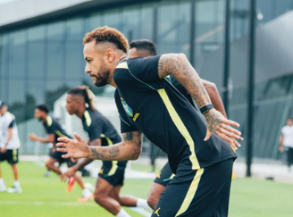Neymar volta aos gramados após tratar lesão na panturrilha