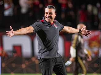 Jair Ventura comemorando classificação na Copa do Brasil.