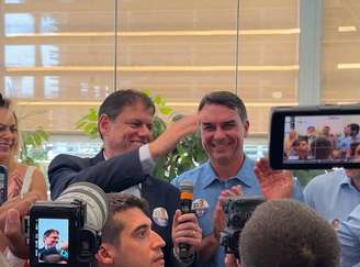 Tarcísio ao lado de Flávio Bolsonaro em agenda em São Paulo