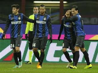 Jogadores da Inter celebram gol e fim de má fase no Italiano