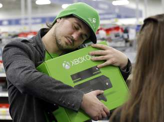 <p>Em Chicago, Emanuel Jumatate abraça seu console Xbox One que acabou de ser comprado em uma loja Best Buy nas primeiras horas desta sexta-feira. Xbox One foi lançado nesta sexta-feira nos Estados Unidos por US$ 499; no Brasil já é vendido por R$ 2,3 mil.</p>