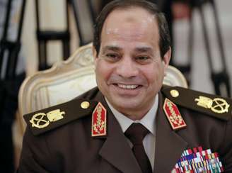 <p>Al-Sisi virou a figura principal da política do Egito após a destituição do presidente islamita Mohamed Mursi em julho de 2013</p>