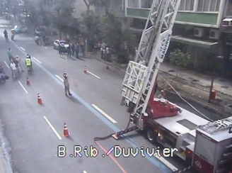 <p>Trabalho de combate às chamas interditou faixas da Rua Barata Ribeiro durante parte da manhã</p>